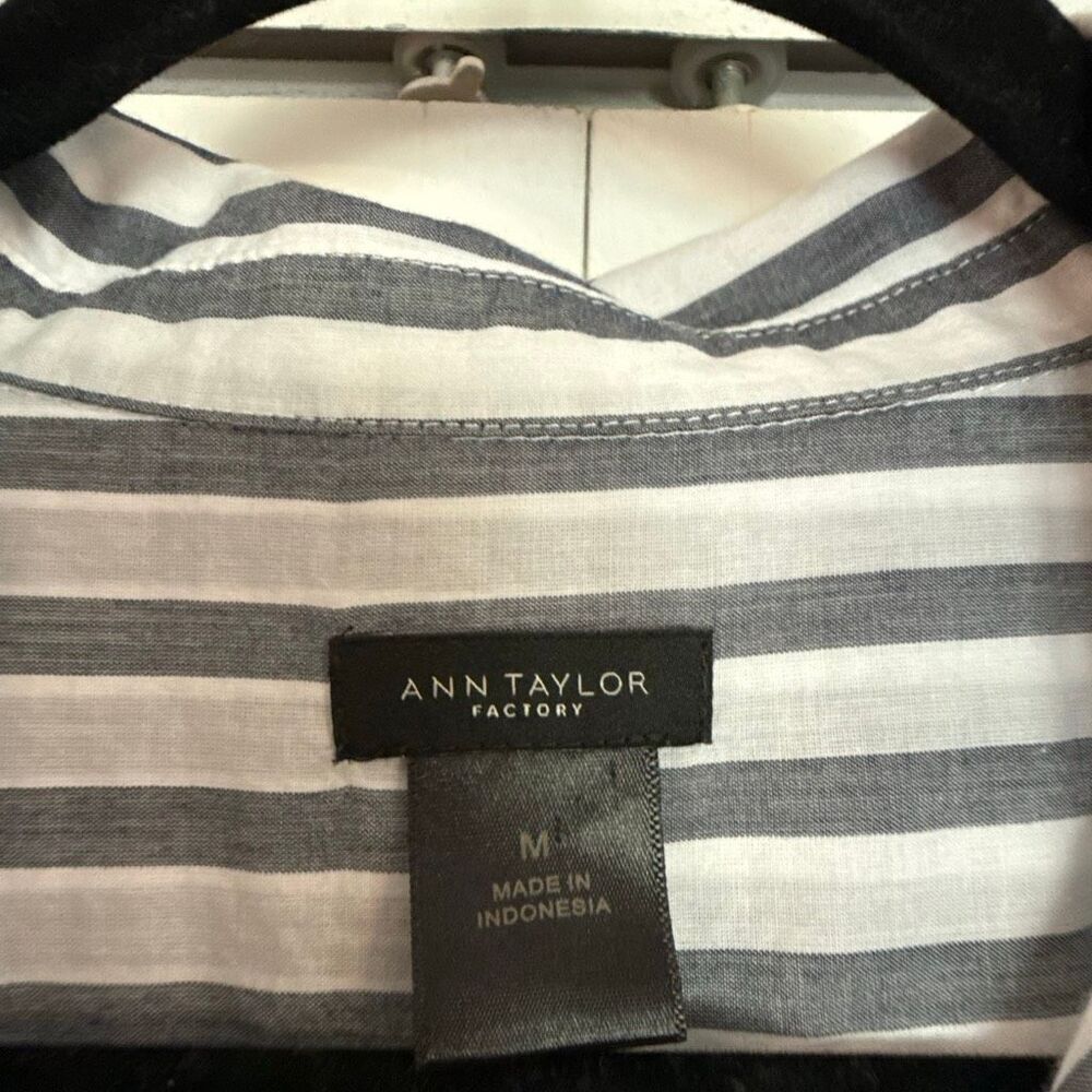 Ann Taylor factory blue striped cotton button down M - Picture 4 of 10